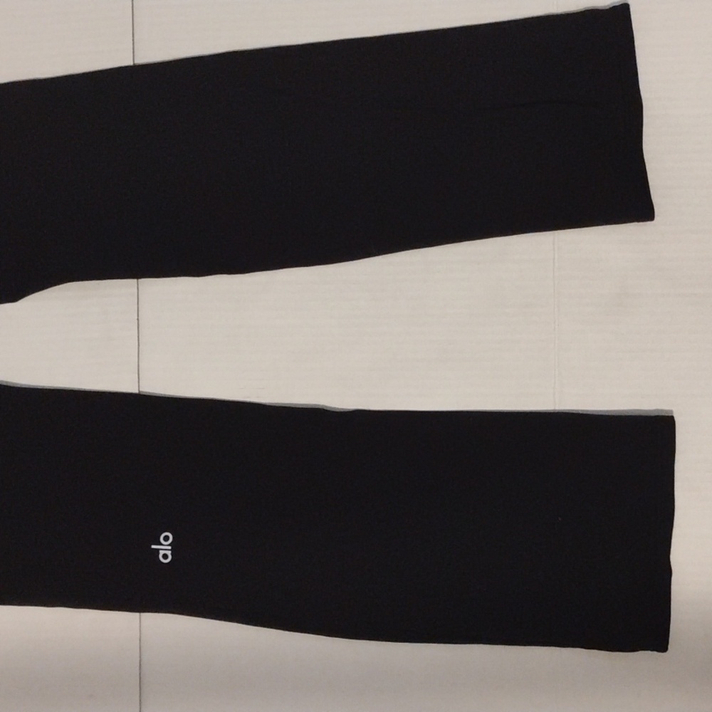 ALO Yoga Flare Leg Leggings. Women's size Small. Black in color. - Picture 11 of 12